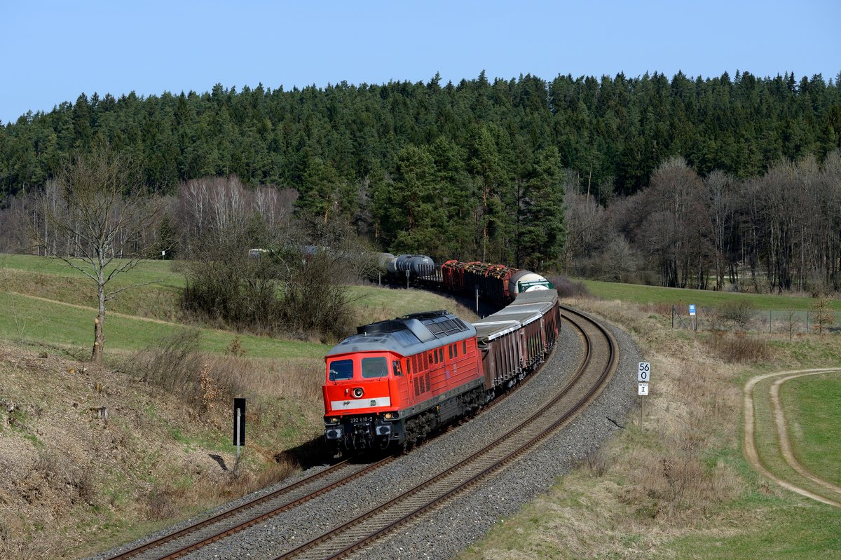 Bei Ranna verläuft die Bahnstrecke durch die Pegnitzau. Am 02. April 2016 konnte ich hier die 232 618 mit ihrem EZ 51612 von Engelsdorf nach Nürnberg Rbf aufnehmen. In gemächlicher Fahrt passierte der gemischte Güterzug meinen Fotostandpunkt.