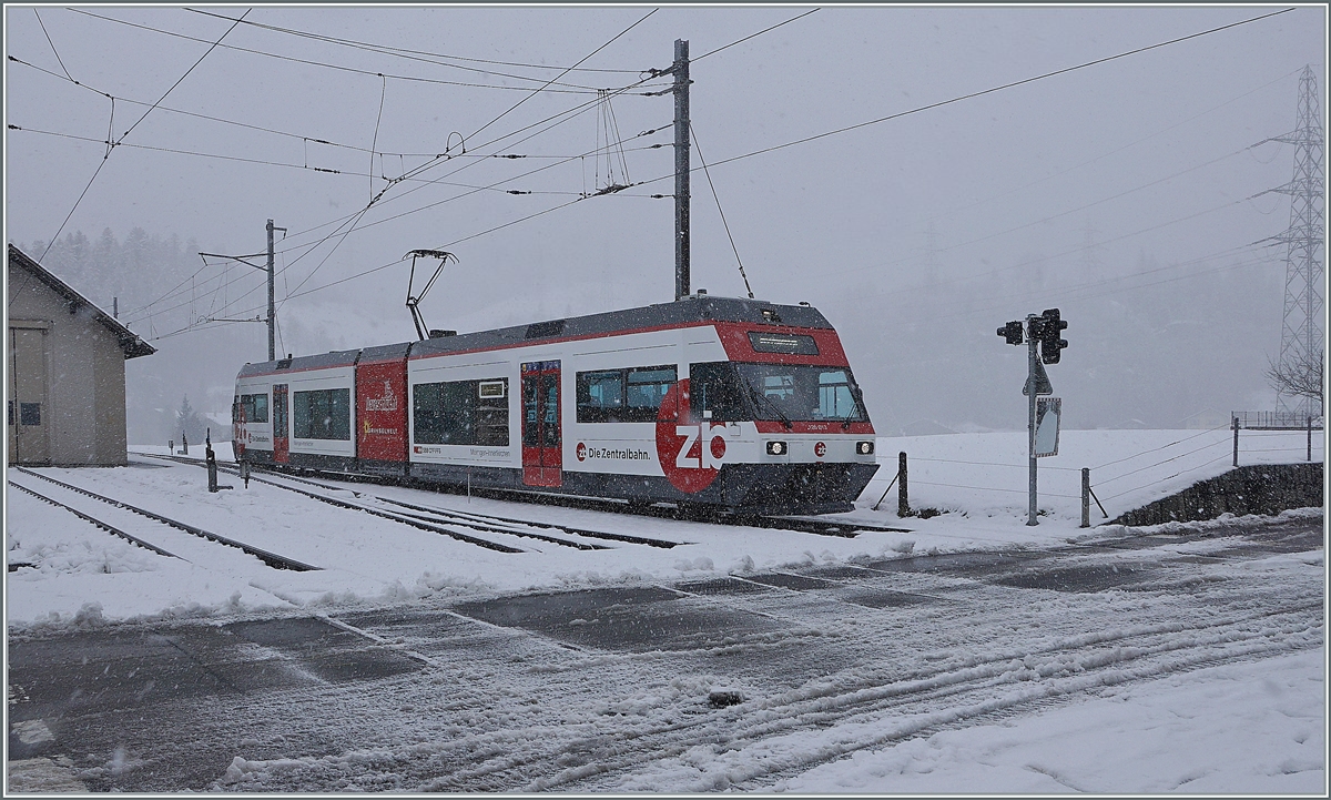 Bei recht winterlichen Verhätnissen mitten im März erreicht der Zentralbahn Be 125 013 (ex CEV MVR Be 2/6 7004  Montreux  bzw. MIB  Be 2/6 13) von Meiringen kommend sein Zielbahnhof Innertkichrn MIB. 

16. März 2021