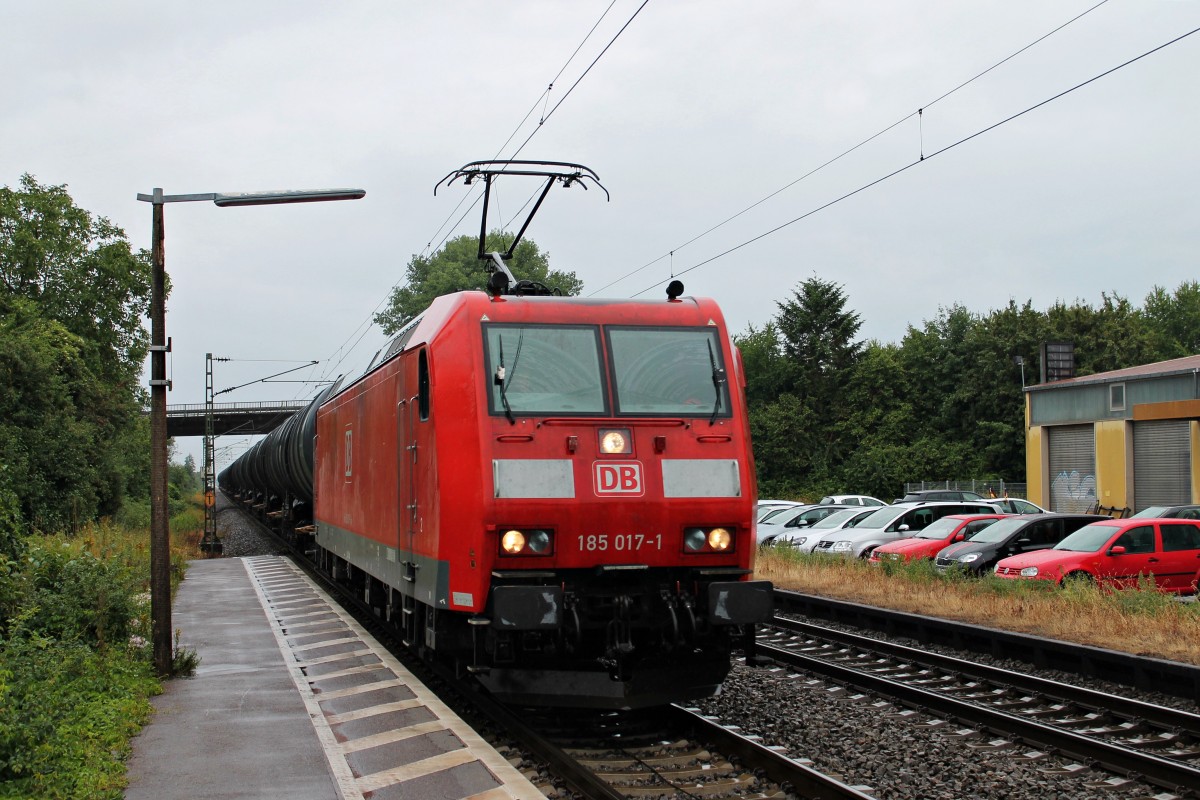 Bei Regen fuhr am 09.07.2014 die 185 017-1 mit einem Kesselzug durch den Bahnhof von Orschweier gen Norden.