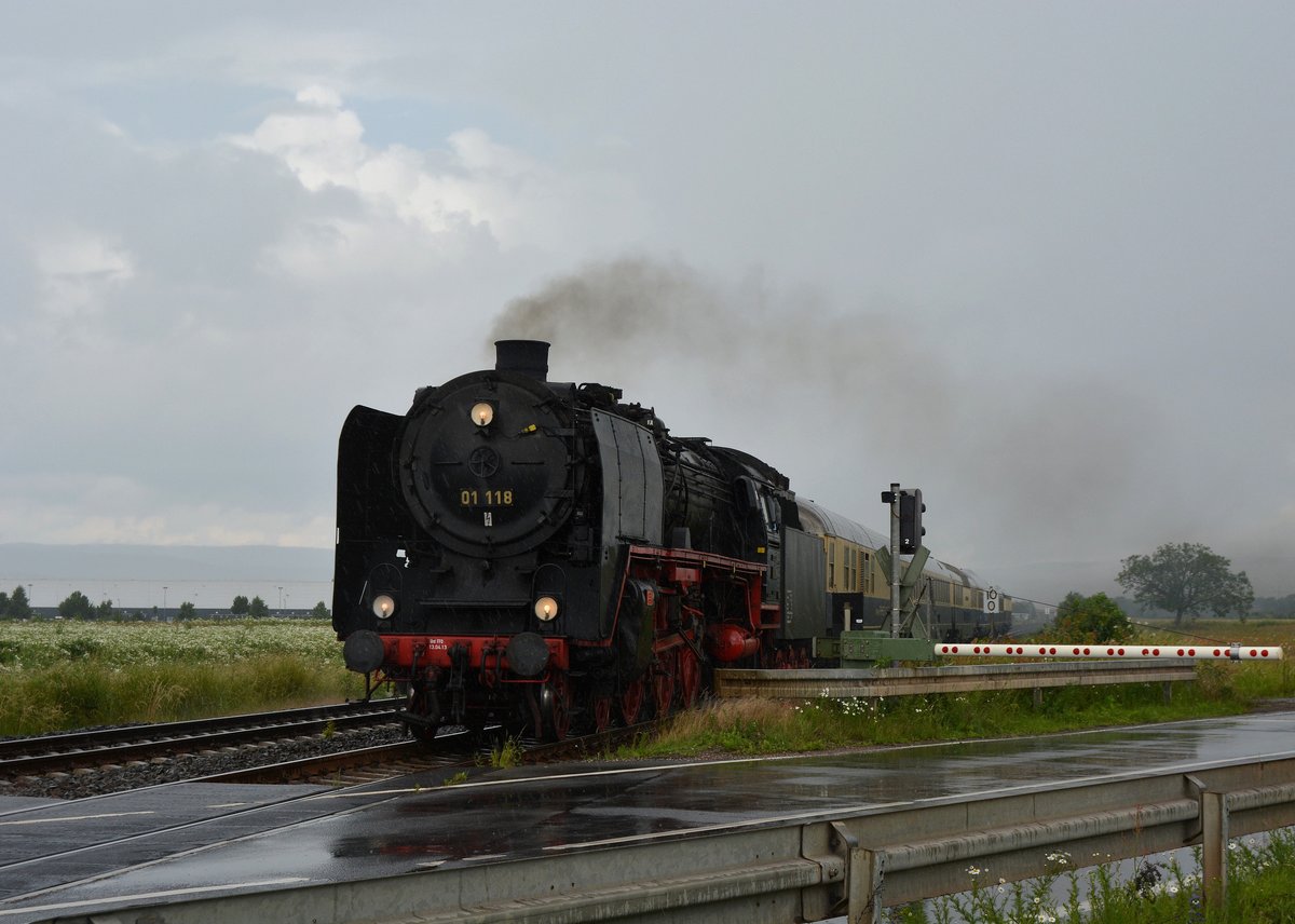Bei Regen kam die 01 118 mit dem Rheingoldzug aus Bingen durch Gensingen gen Bodenheim gefahren.

Gensingen 18.06.2016