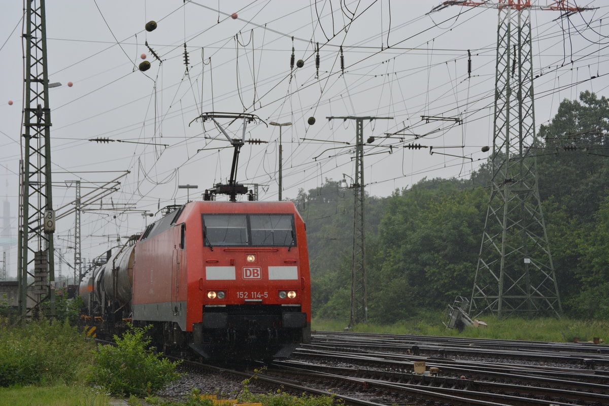 Bei Regen kam die 152 114-5 mit einem Mischer durch Gremberg gefahren.


Köln Gremberg 04.06.2016