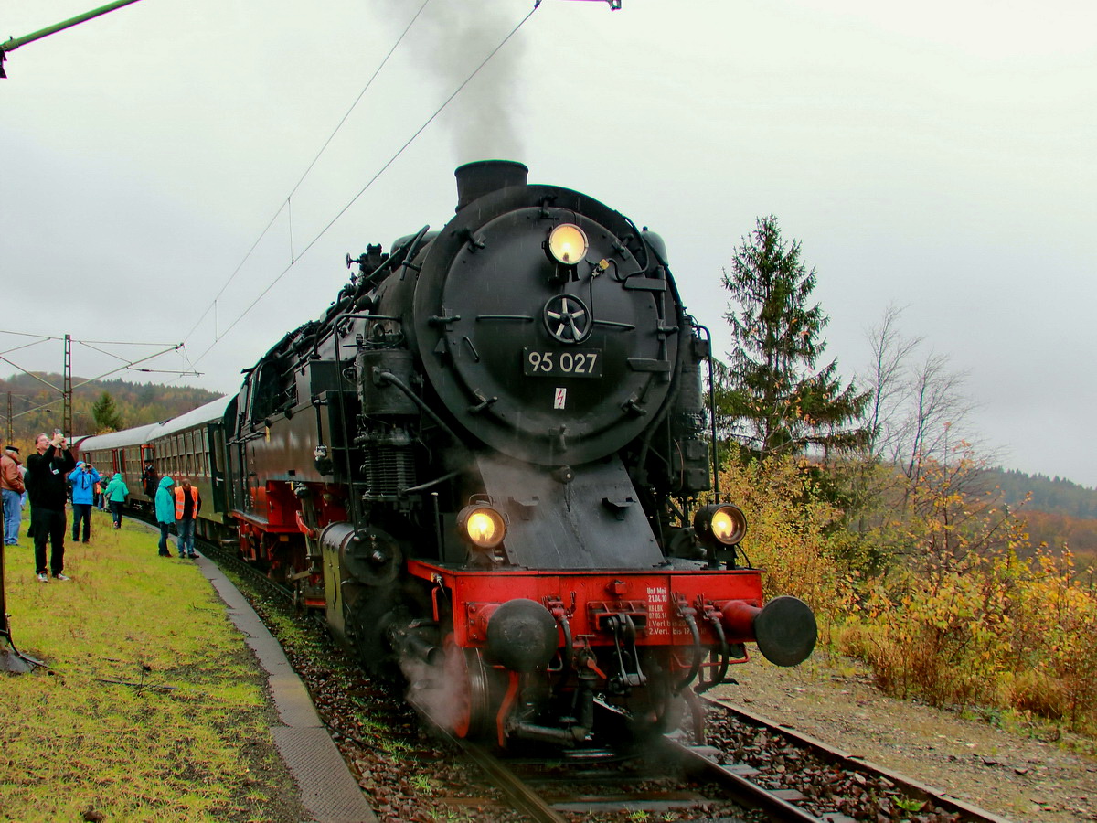 Bei Regenwetter steht 95 027 in Michaelstein zur Weiterfahrt am 05. November 2017.