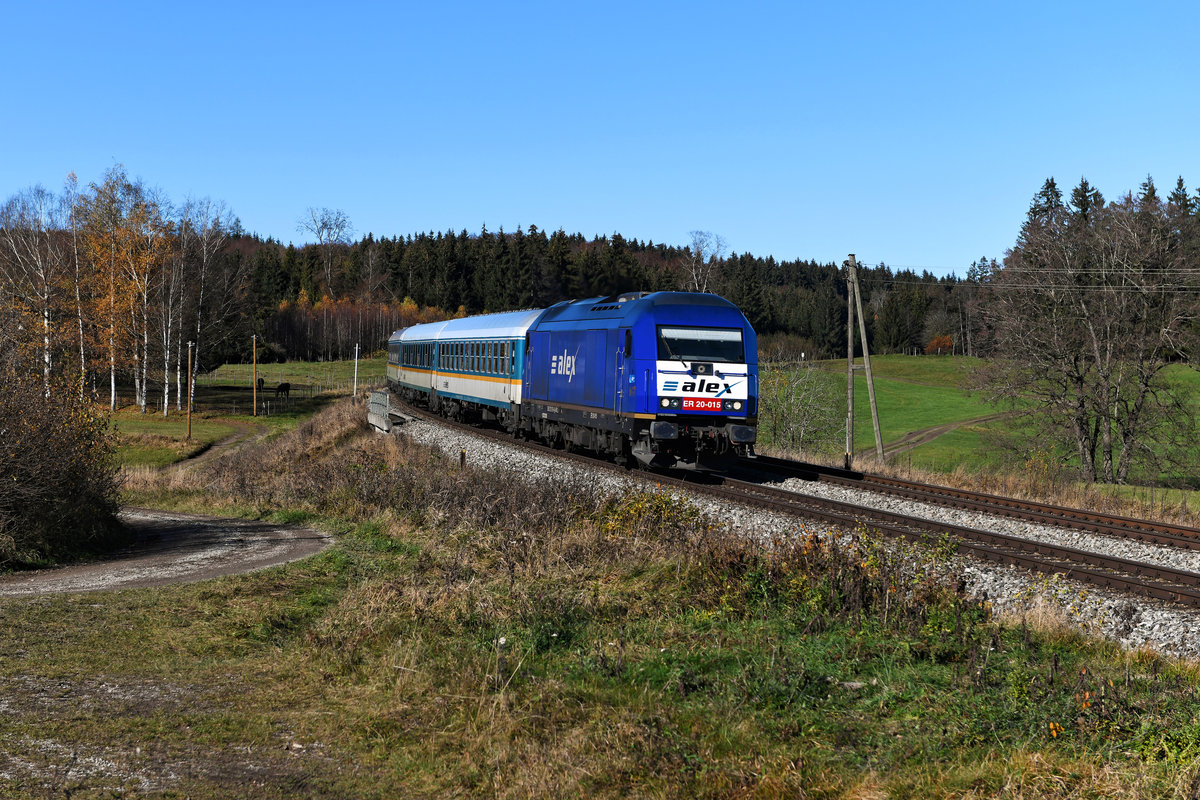 Bei Riedles im Ostallgäu entstand am 07. November 2020 diese Aufnahme des ALX 84107 auf seiner Fahrt von Lindau nach München HBF. Die von der Länderbahn bei Beacon Rail angemietete ER 20-015 setzte mit ihrer dunkelblauen Lackierung einen Farbakzent in der herbstlich eingefärbten Landschaft.  