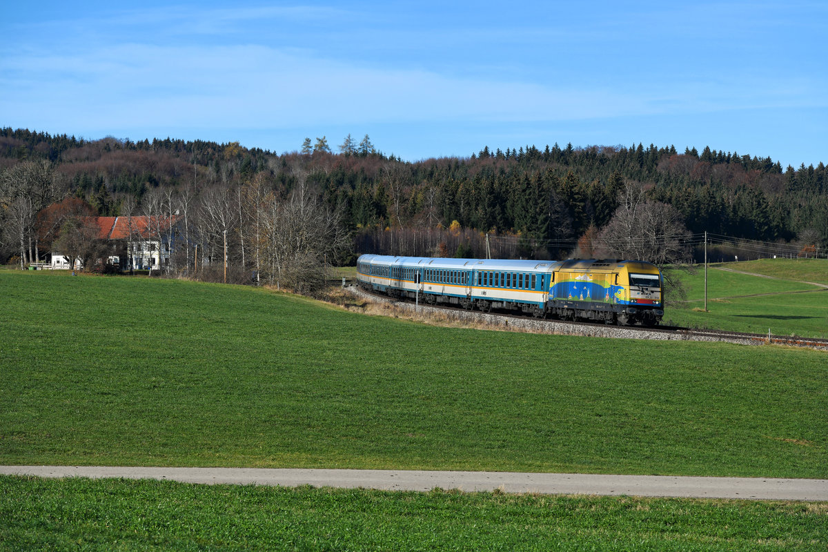 Bei Riedles im Ostallgäu entstand am 14. November 2020 diese Aufnahme des ALX 84107 auf seiner Fahrt von Lindau nach München HBF. Die von der Länderbahn bei Beacon Rail angemietete ER 20-013 setzte mit ihrer bunten Gestaltung - die auf den Bodensee-Oberschwaben-Verkehrsverbung hinwies - einen Farbakzent in der herbstlich eingefärbten Landschaft.   