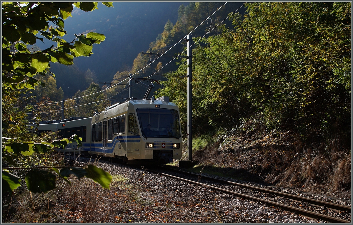 Bei der Rio Graglia Brücke kurz vor Trontano taucht der FART ABe 4/8 45 auf, der als Centovalli Express CEX 34 von Locarno nach Domodossola unterwegs ist.
31. Okt. 2014