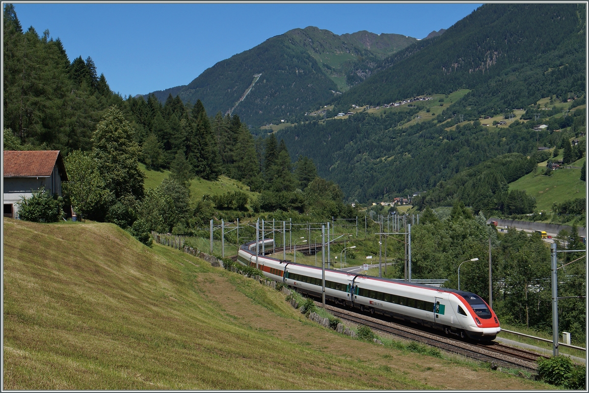 Bei Rodi Fiesso ist ein SBB RABe 500 als ICN auf dem Weg in Richtung Lugano.

24. Juni 2015