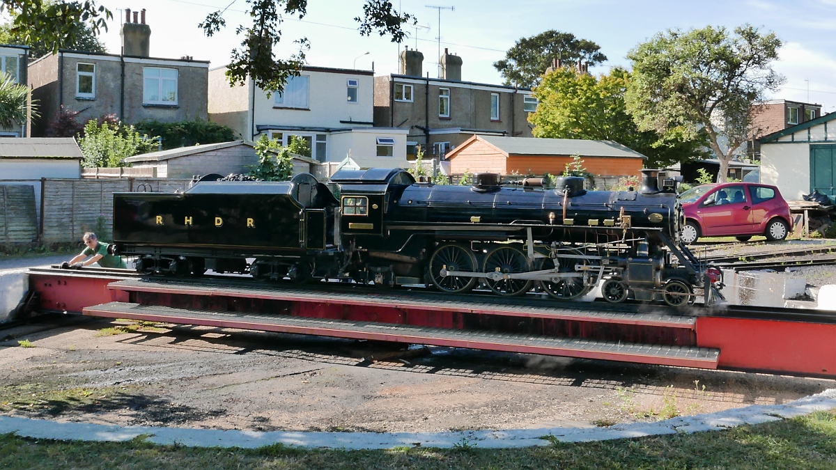 Bei der Romney, Hythe & Dymchurch Railway wird die Drehscheibe in Hythe noch mit Muskelkraft bedient. 12.9.16