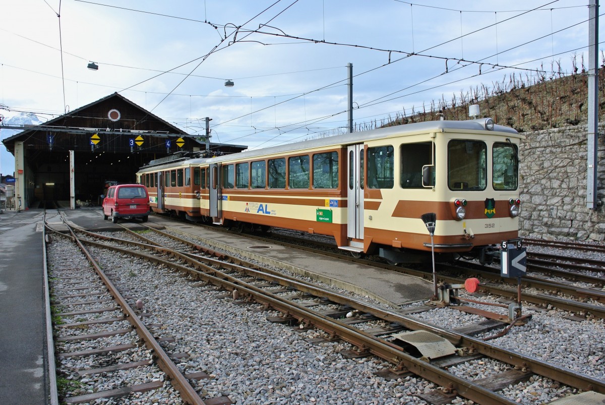 Bei der Rückfahrt aus Leysin schaffte es der alte Pendel bestehend aus Bt 352 und BDeh 4/4 301 leider nur bis Aigle Dépot. Wegen einer Lokstörung endete die Fahrt hier. Innert kürzester Zeit war bereits ein Bahnersatzbus vor Ort, welcher uns zum Ziel Aigle Bahnhof brachte, 15.12.2014.

