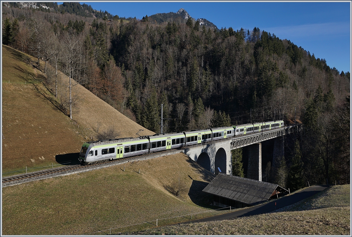 Bei der Rückfahrt der beiden Lötschberger RABe 535 118 und 124 von Zweisimmen nach Bern zeigt sich bei der Bunschenbach Brücke bereits die Sonne.

12. Januar 2020