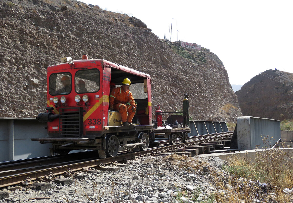 Bei der R�ckfahrt mit dem Auto gesehen: die Arbeitsdraisine hat ihre Baustelle verlassen und f�hrt talw�rts �ber eine Strassen�berf�hrung. San Bartolom�, 1.8.2015
