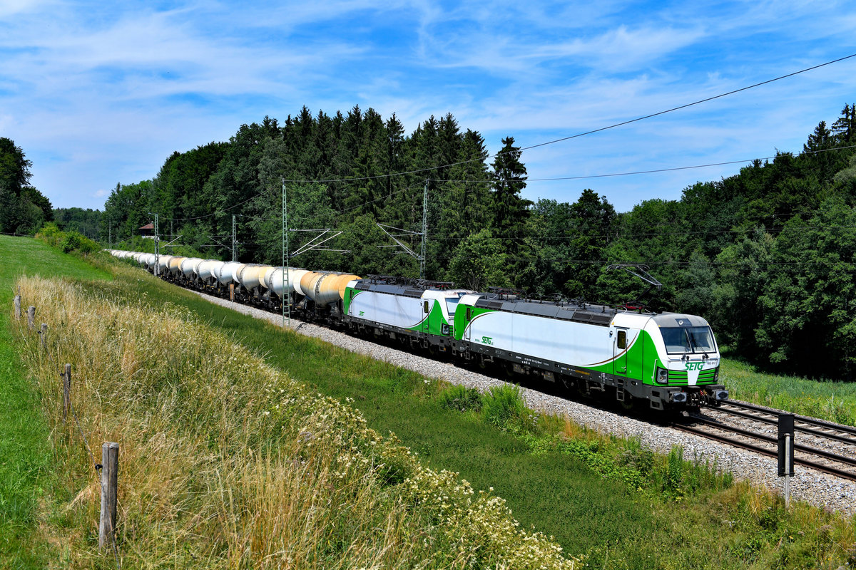 Bei Rückstetten im Berchtesgadener Land konnte ich am 20. Juli 2019 den leeren Schlammkreidezug DGS 42883 von Schwerte nach Jesenice aufnehmen. Es führte die 193 812 der SETG, dahinter lief Schwesterlok 193 285 kalt mit. 