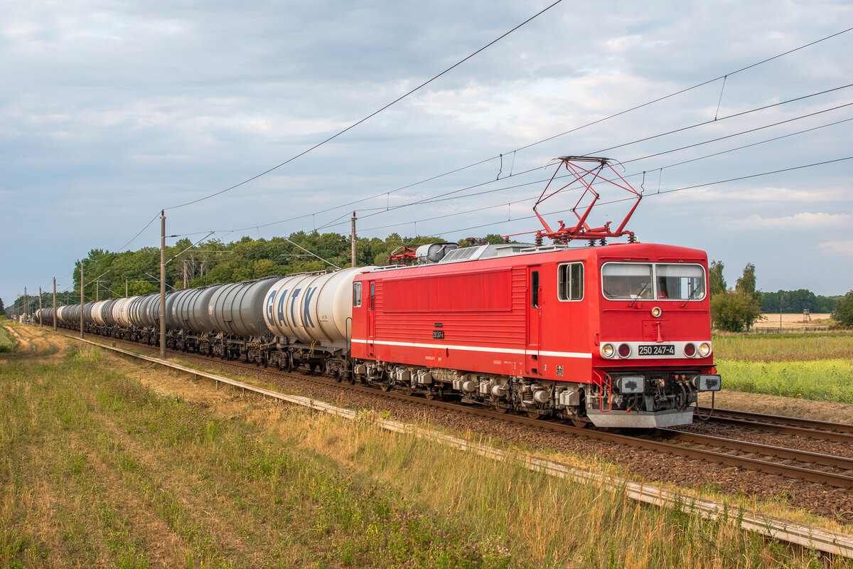 Bei Rüdnitz kam die 155 247 mit einem Kesselzug aus Schwedt in Richtung Berlin gefahren, am 31.07.2022 