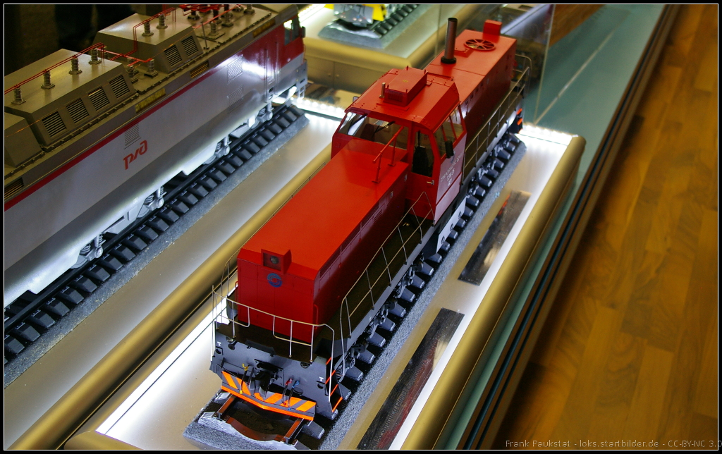 Bei der RZD TEM35 handelt es sich um eine Diesellok mit starkem Batteriespeichersatz, die zusammen eine beachtliche Leistung von 1100 kW bringen. Entwickelt wurde die Lok von BMZ Bryansk und bei VLRD Vilnius entmontiert. Das Modell der Lok stand während der InnoTrans 2014 am Stand der RZD ausgestellt.

Daten: Gewicht 126 t, Geschwindigkeit 100 km/h, Leistung 1100 kW, Motor CAT C18, Einzelachsregelung.