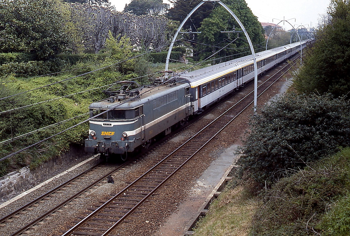 Bei Saint-Jean-de-Luz ist die BB-9258 im April 1986 mit einem Schnellzug unterwegs. Eigentlich herrscht hier Linksverkehr, warum der Zug auf dem  falschen  Gleis verkehrte, ist mir nicht bekannt.