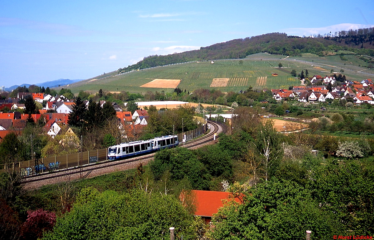 Bei Schallstadt wurde diese leihweise bei der SWEG eingesetzte RegioSprinter-Doppeltraktion der Rurtalbahn auf dem Weg von Freiburg nach Bad Krozingen und weiter nach Untermünstertal abgelichtet (April 2012). 