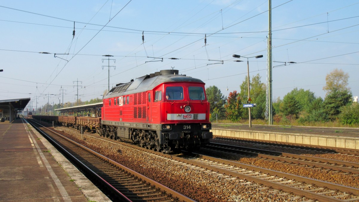 bei schönstem Sonnenschein kam am 6.10.14 die MEG 314 (232 239-4) mit leeren Flachwagen durch den Bahnhof Berlin-Schönefeld Flughafen gefahren...