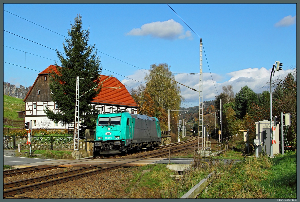 Bei schnstem Sptherbstwetter rollt 185 610-3 der ITL durch das Elbtal Richtung Bad Schandau. (bei Rathen, 24.10.2013)