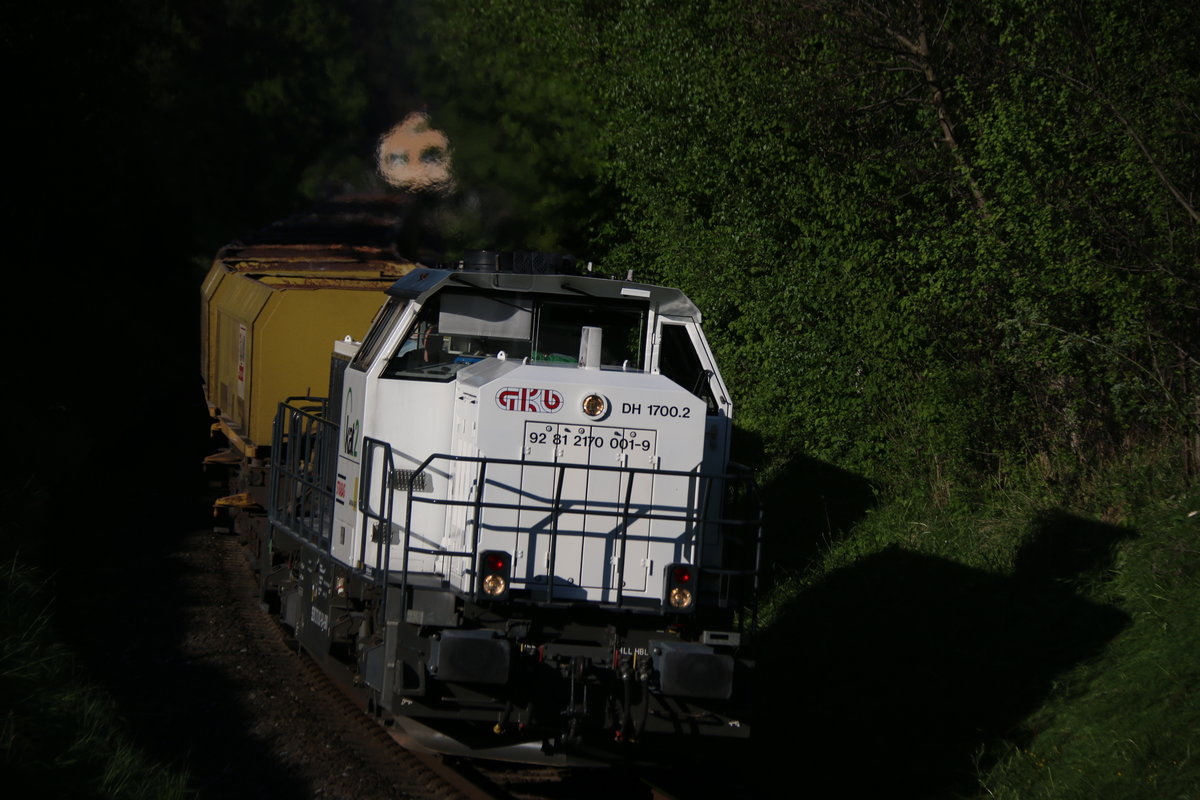Bei schönstem Wetter zieht DH1700.2Ihren Güterzug aus Deutschlandsberg heraus. 29.04.2016