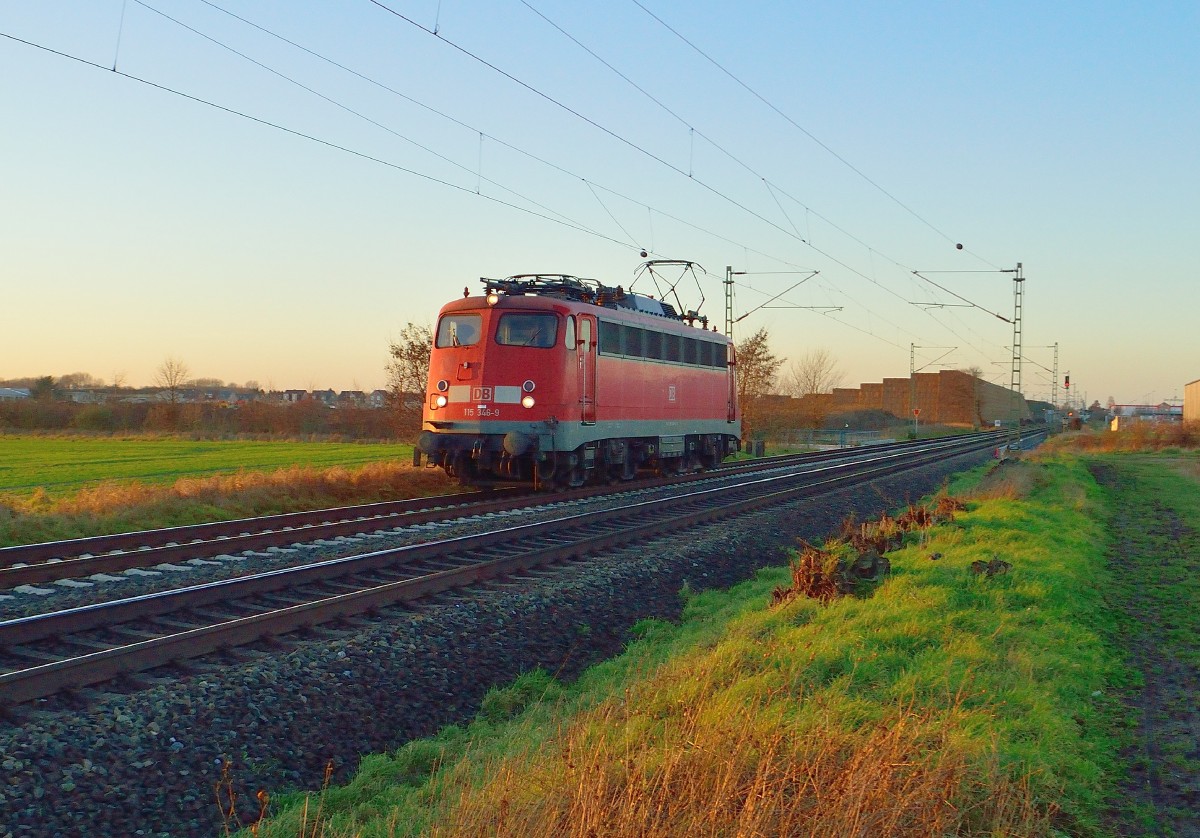 Bei schon recht tief stehender Sonne kommt die 115 346-9 auf der Kbs 495 Lz in Richtung Nievenheim gefahren.20.12.2013