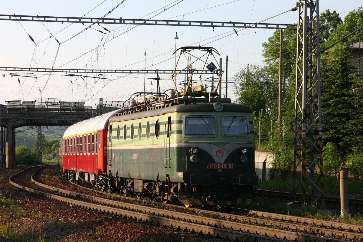 Bei schon tief stehender Sonne erreicht hier am 30.5.2005 die slowakische Bobina 140045 mit dem R aus Krakau den Bahnhof Cadca.