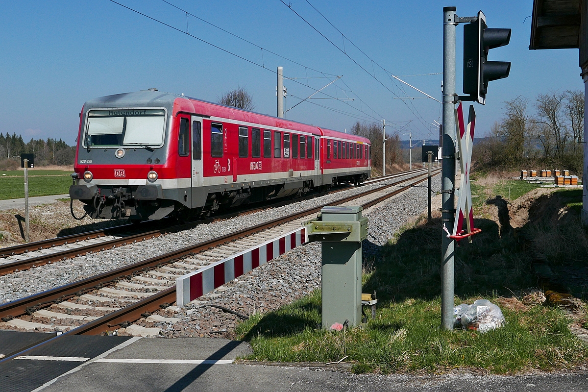 Bei Schweinhausen befindet sich 628 698 am 19.03.2020 als IRE 22529 auf der Fahrt von Ulm nach Aulendorf.