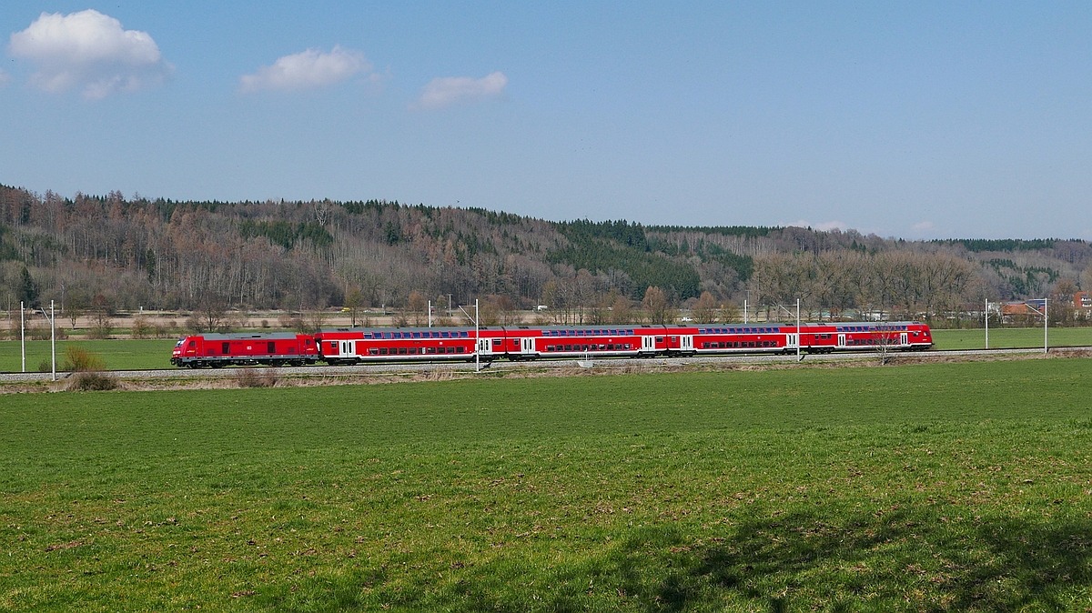 Bei Schweinhausen fährt am 19.03.2020 RE 4215 von Stuttgart kommend nach Aulendorf.