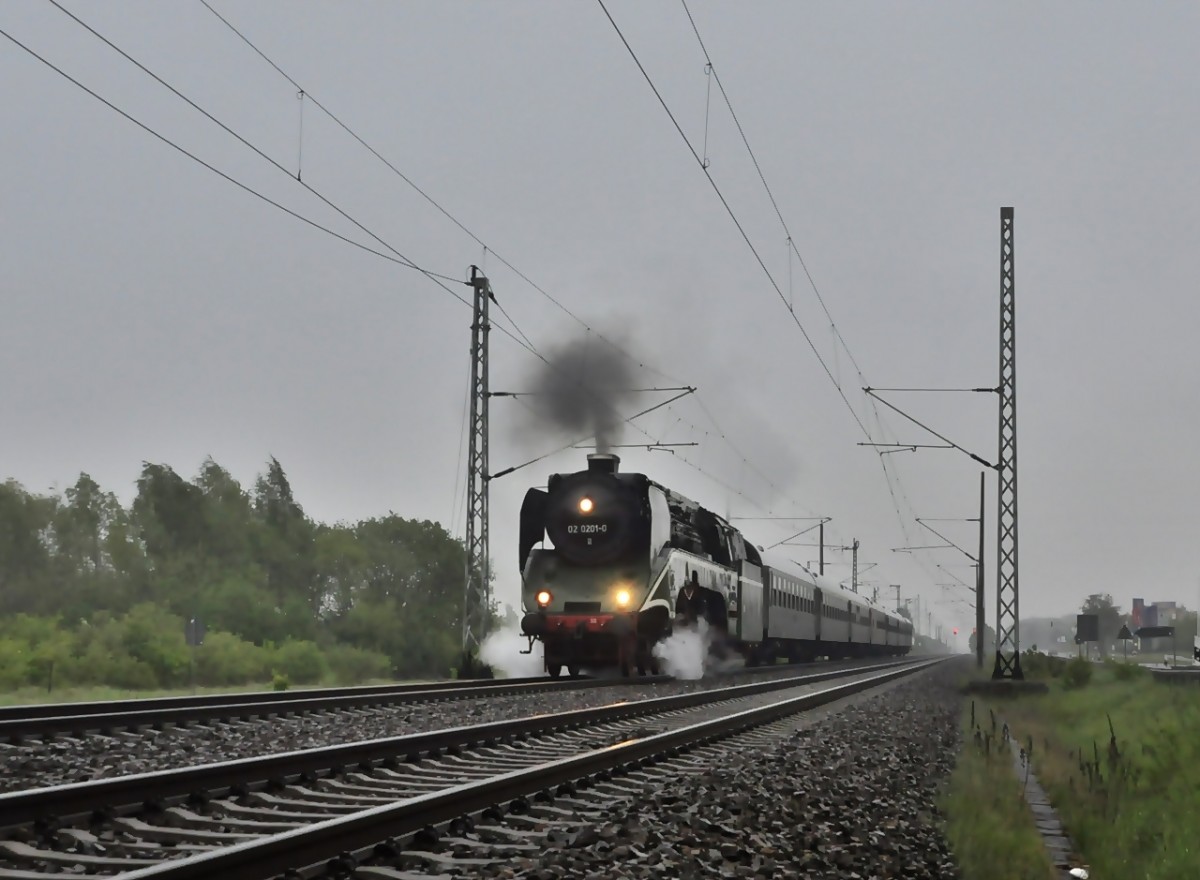 bei sehr unschönen Fieselniesel-Wetter verabschiedet sich 02 201 aus Stralsund Richtung Rostock am Abend des 16.05.2015