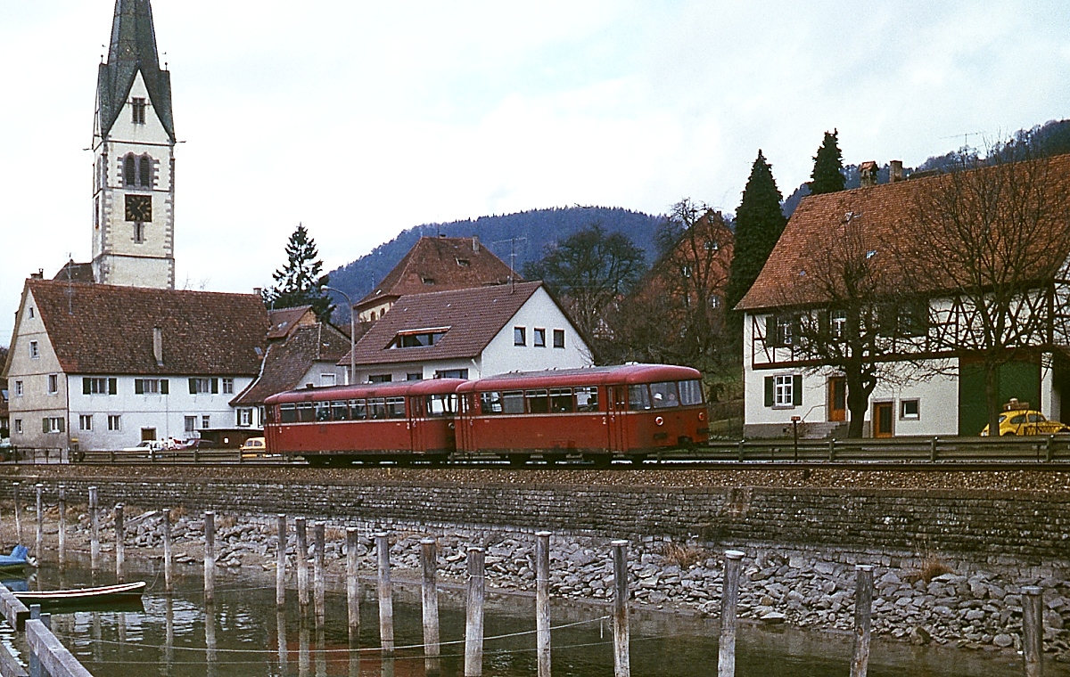 Bei Sipplingen ist im April 1979 eine 795/995-Garnitur als Nt 7042 (Überlingen - Radolfzell) unterwegs