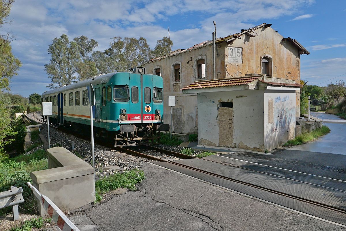 Bei Siracusa befindet sich der dort gestartete ALn 668 3229 am 14.11.2022 als R 12916 auf der Fahrt nach Gela