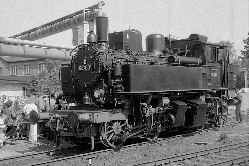 Bei der Sonderfahrt 1989 von Dresden-Hauptbahnhof nach Dresden-Gittersee wurde damals die heute im Industriemuseum Chemnitz hinterstellte 98 001 im Bahnhof Dresden-Gittersee präsentiert
