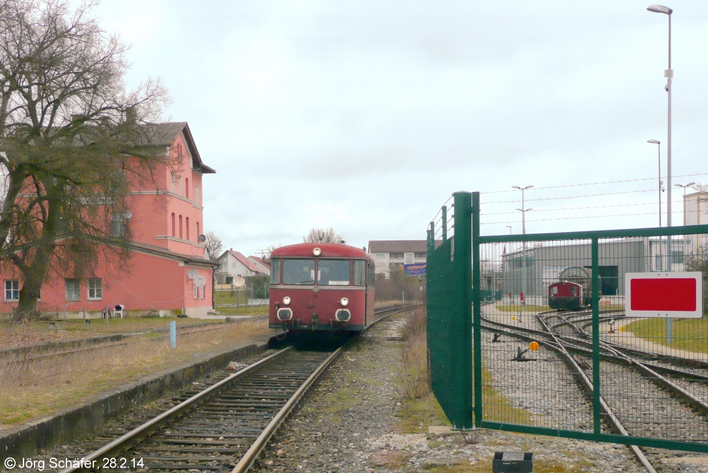 Bei der Sonderfahrt am 28.2.14 hielt der Bayernbahn-Schienenbus in Wassertrüdingen kurz zwischen Empfangsgebäude und Werksanschluss.
