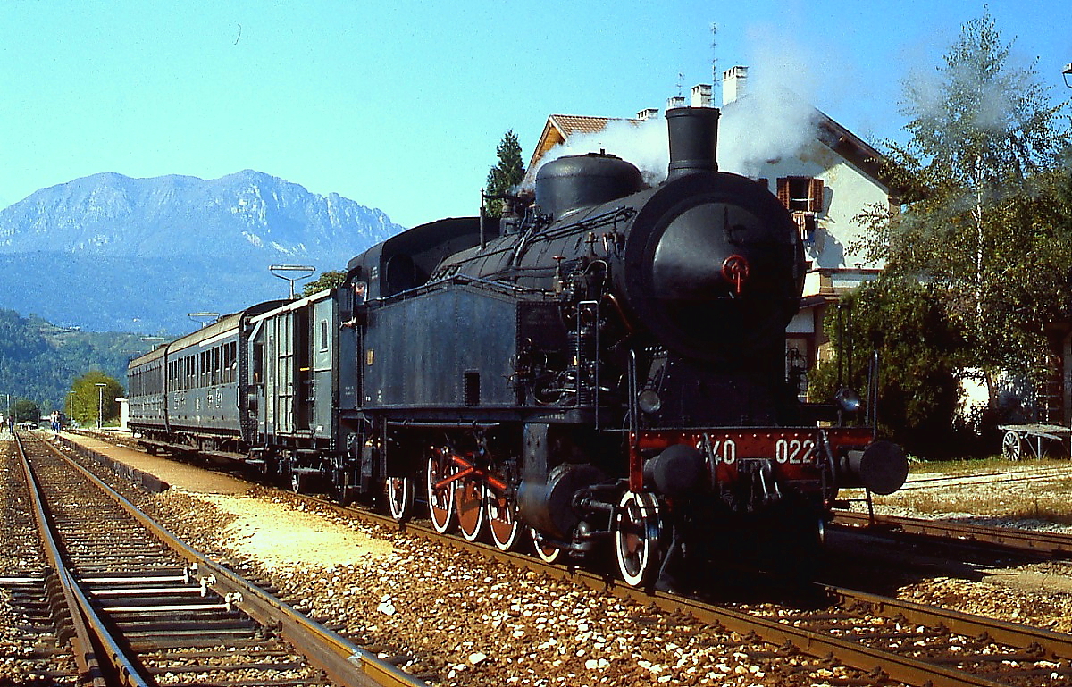 Bei einer Sonderfahrt durch das Valsugana macht die 940 022 im September 1986 einen Zwischenhalt in Levico Terme