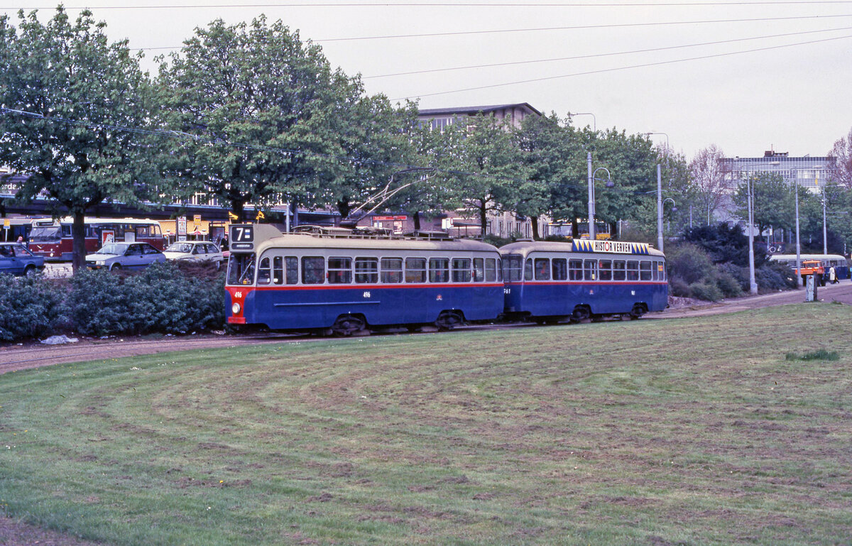 Bei einer Sonderfahrt wurde diese Museumeinheit der GVB Amsterdam fotografiert beim befahren der Wendeschleife am Bahnhof Amsterdam Amstel. Es handelt sich um GVB nr 496 mit Beiwagen 961, am 22.04.1989. Nur der Beiwagen existiert heute noch. Scan (Bild 4896, AgfachromeCT100).