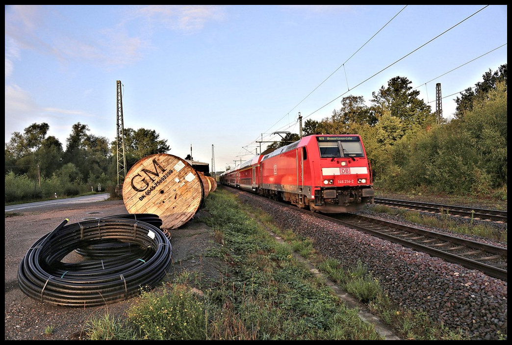 Bei Sonnen Aufgang ist hier die DB 146214-2 planmäßig mit dem RE 9 nach Bremerhaven - Lehe am 17.09.2022 um 7.45 Uhr in Vehrte unterwegs.