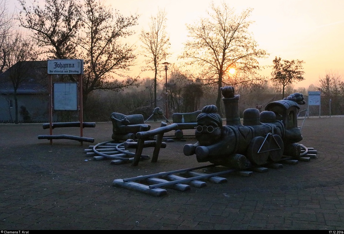 Bei Sonnenaufgang und vor dem Bahnhof Jüterbog steht Johanna -  Die Güterlok aus Jüterbog , eine begeh-, bekletter- und besitzbare Installation aus Holz. [17.12.2016 | 8:45 Uhr]