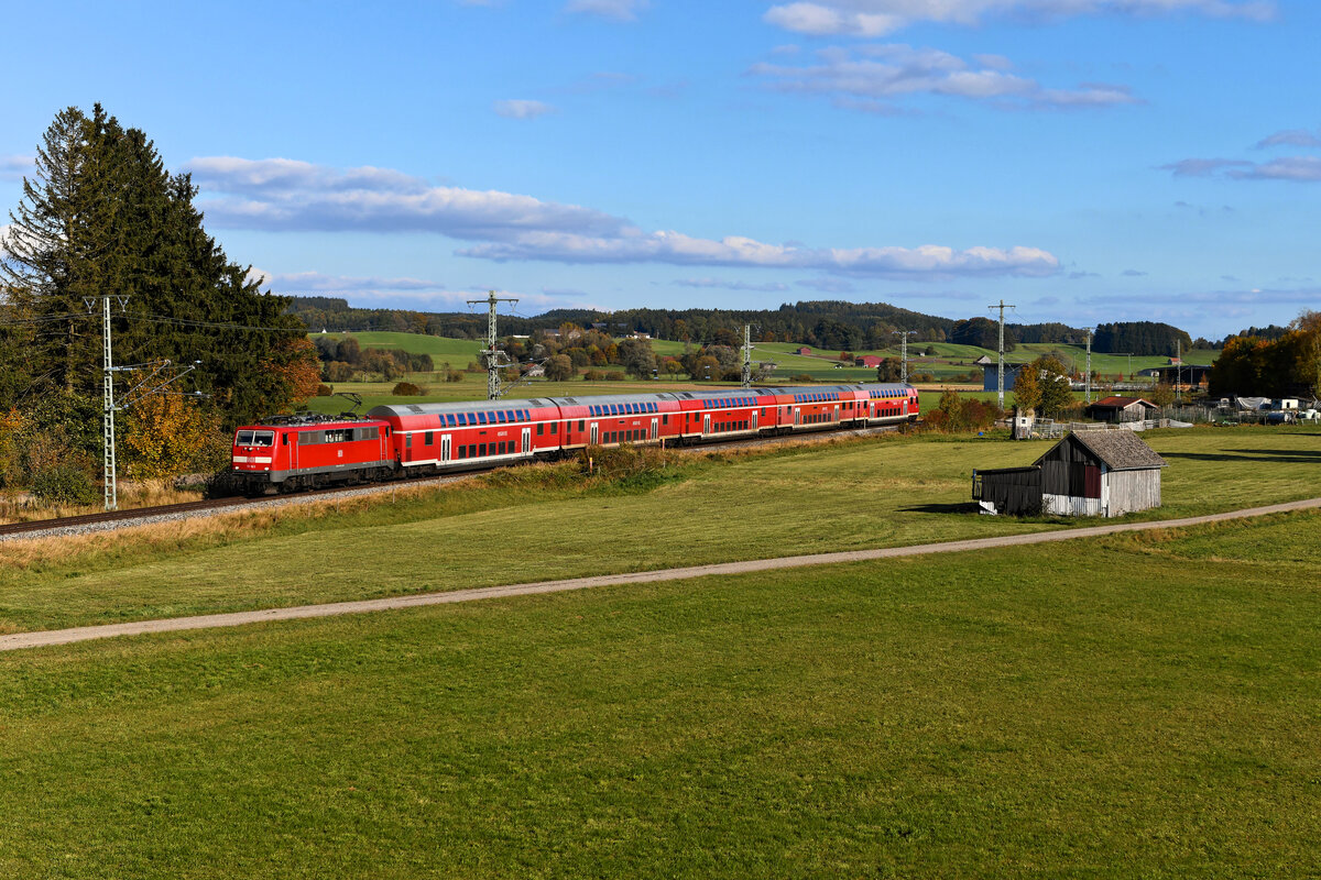 Bei Sontheim konnte ich am 23. Oktober 2021 die bestens gepflegte 111 163 mit dem RE 57412 nach Memmingen aufnehmen. Die Episode der Einsätze dieser Baureihe ins Unterallgäu endete leider nach einer Fahrplanperiode. Inzwischen verkehren hier Triebwagen aus dem Hause Stadler für das private Unternehmen GoAhead.  