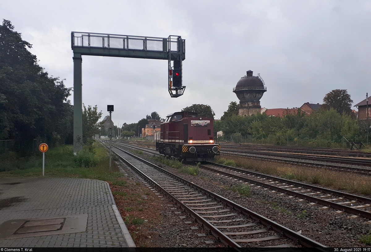 Bei spätsommerlichem Regen rangiert 298 135-5 (201 135-1 | 110 135-1 | DR V 100 135) auf Gleis 2 des Bahnhofs Aschersleben Richtung Abstellanlage/Dieseltankstelle.

🧰 Lokführerdienstleistungen Olof Stille (LOK OST)
🕓 30.8.2021 | 19:17 Uhr

(Smartphone-Aufnahme)
