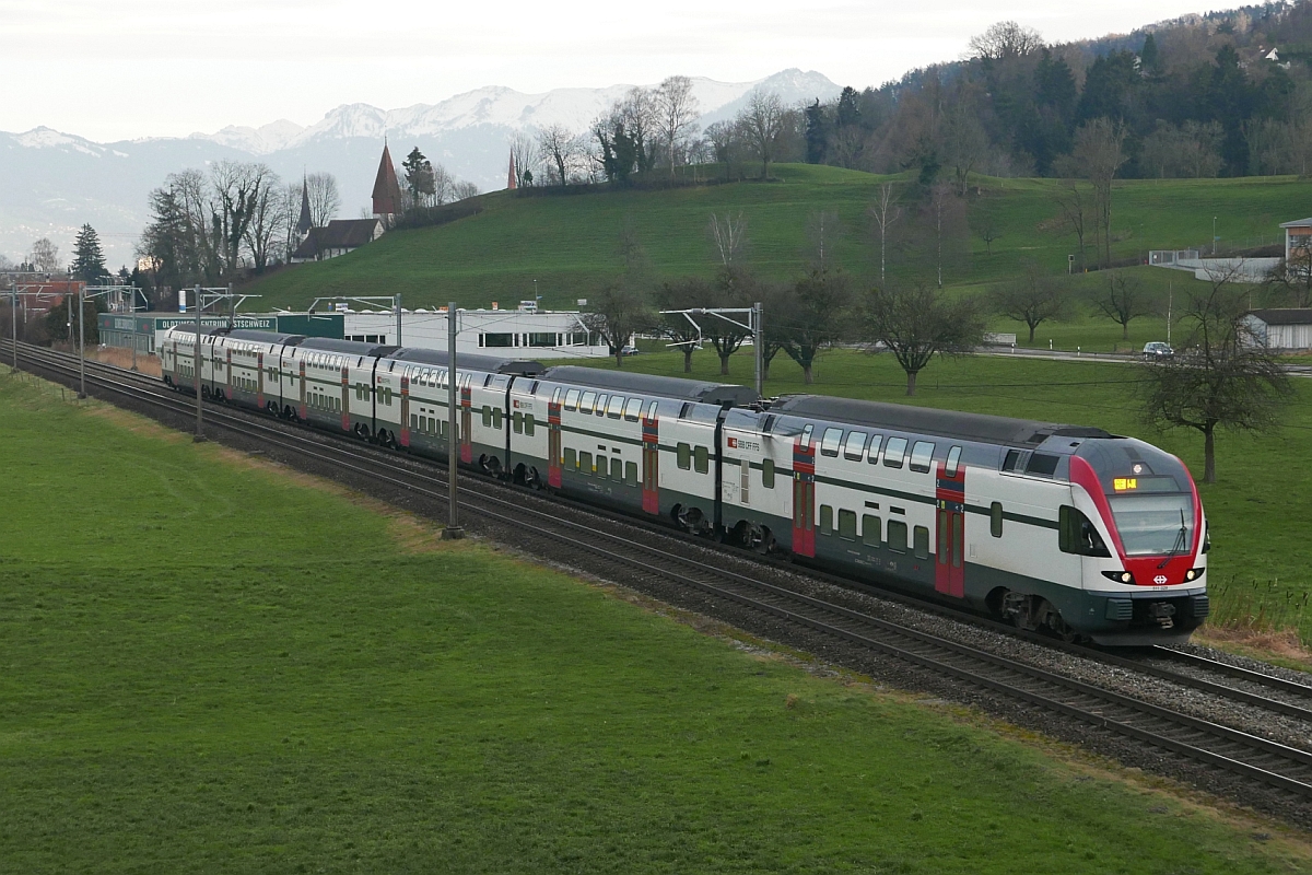 Bei St. Margrethen befindet sich am 30.01.2016 RABe 511 028 von Chur kommend als „RHEINTAL-EXPRESS“ RE 4878 auf der Fahrt nach Wil.