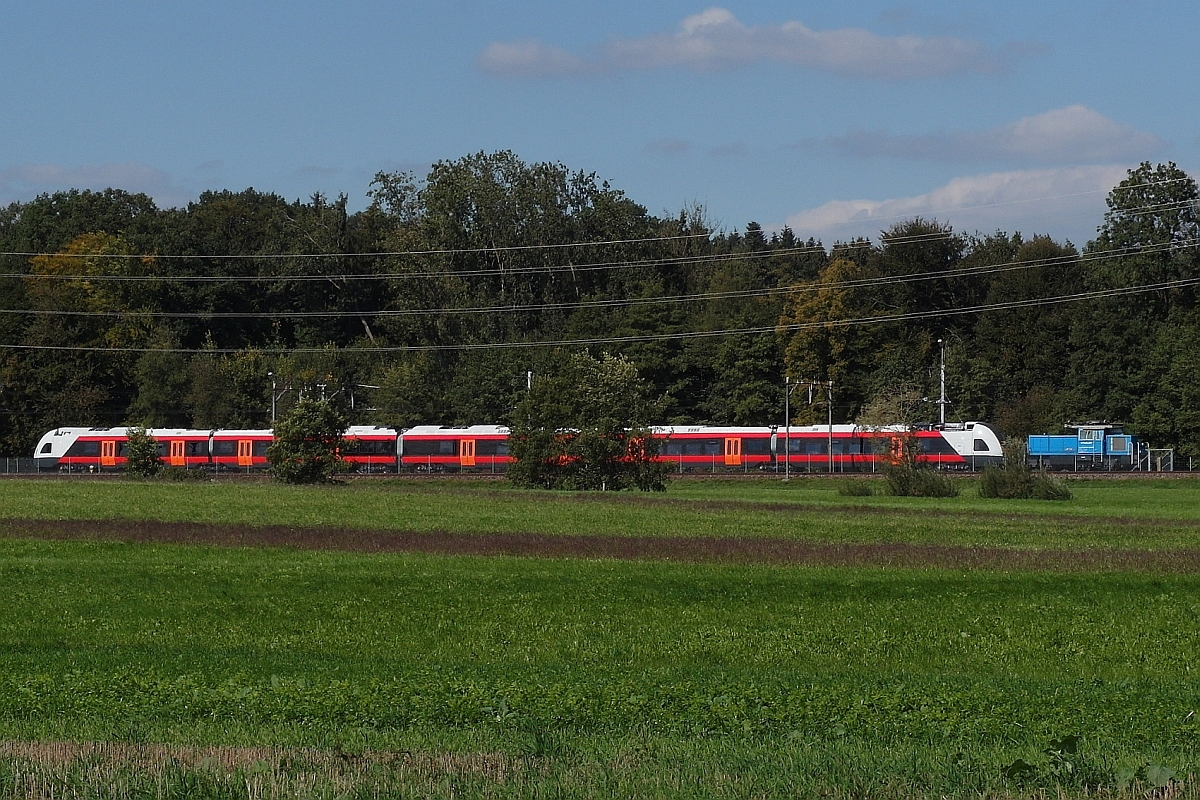 Bei STADLER in Erlen (TG) wird am 28.09.2015 von Ee 936 133-8 ein FLIRT für die Norwegische Staatsbahn (NSB) in die Werkshalle geschoben.