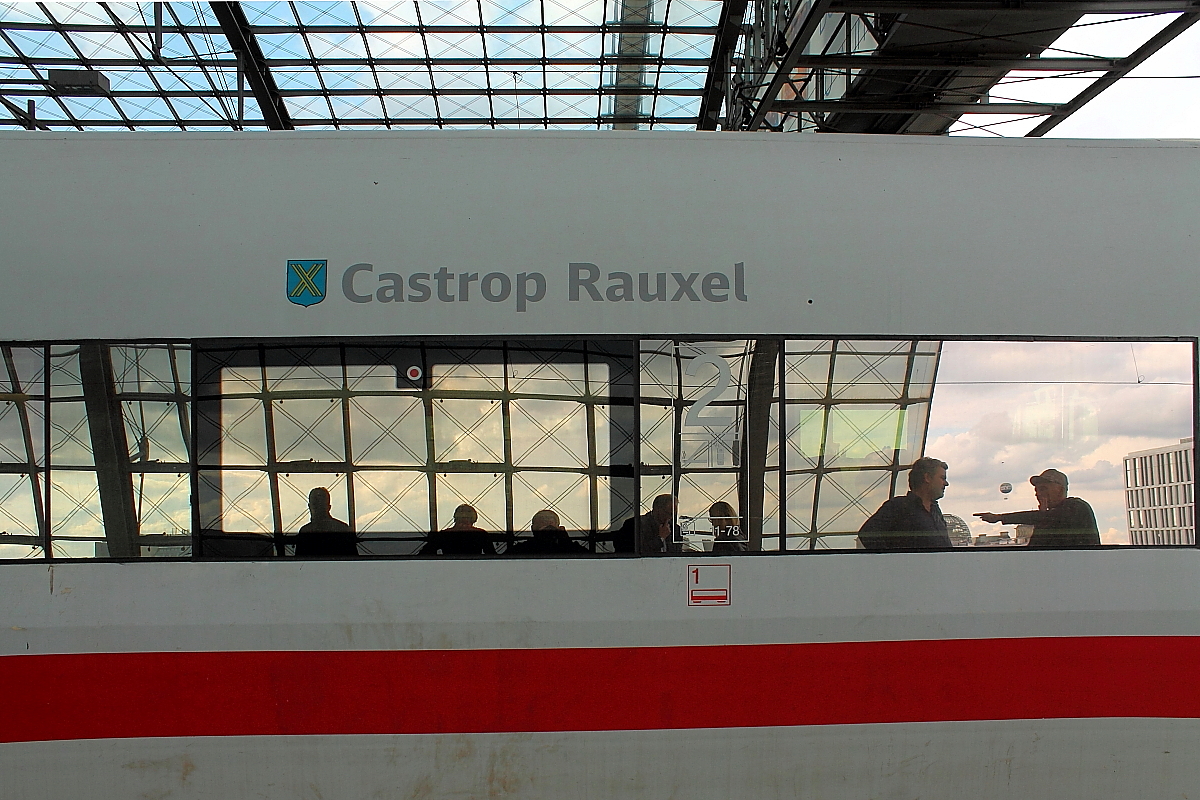 Bei der ständigen Suche zur Vervollständigung meiner privaten Sammlung aller ICE-Taufen bin ich auf das Bild gestoßen, was eigentlich in die Rubrik –Mensch und Bahn- passen könnte.
Der Tz 189 (401 089-8) als ICE 690 von München Hbf nach Berlin-Ostbahnhof am 16.09.2017 beim Halt in Berlin Hauptbahnhof.
