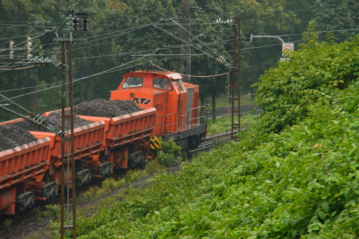 Bei strkerem Regen finden Gleisbauarbeiten statt hinter dem Bahnhof Heidelberg Altstadt, hier ist eine mir unbekannte 203 der Firma RTS an den Schotterzug gestellt. 25.8.2013