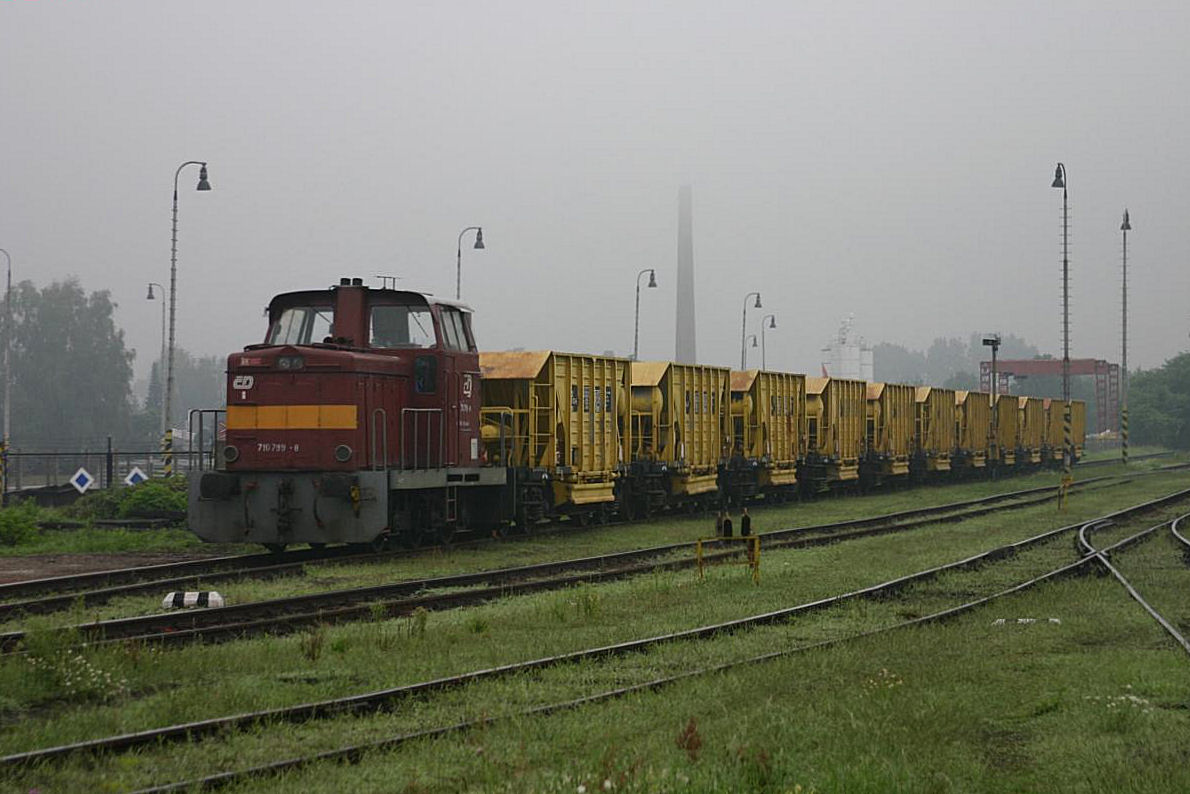 Bei starkem Morgen Nebel stand am 22.8.2005 710799 mit einem Bauzug im Bahnhof Caslav.