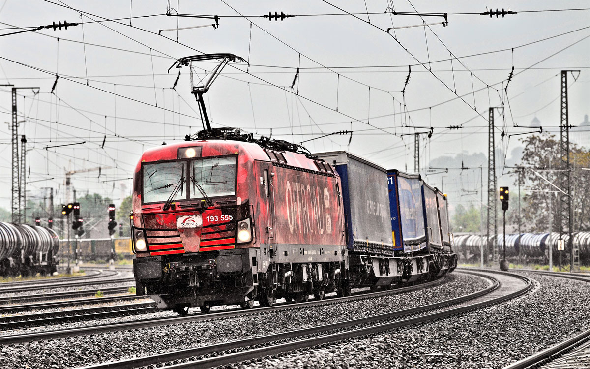 Bei starkem Regen fährt 193 555 mit einem KLV Zug in Würzburg Zell vorüber.Bild 20.5.2019