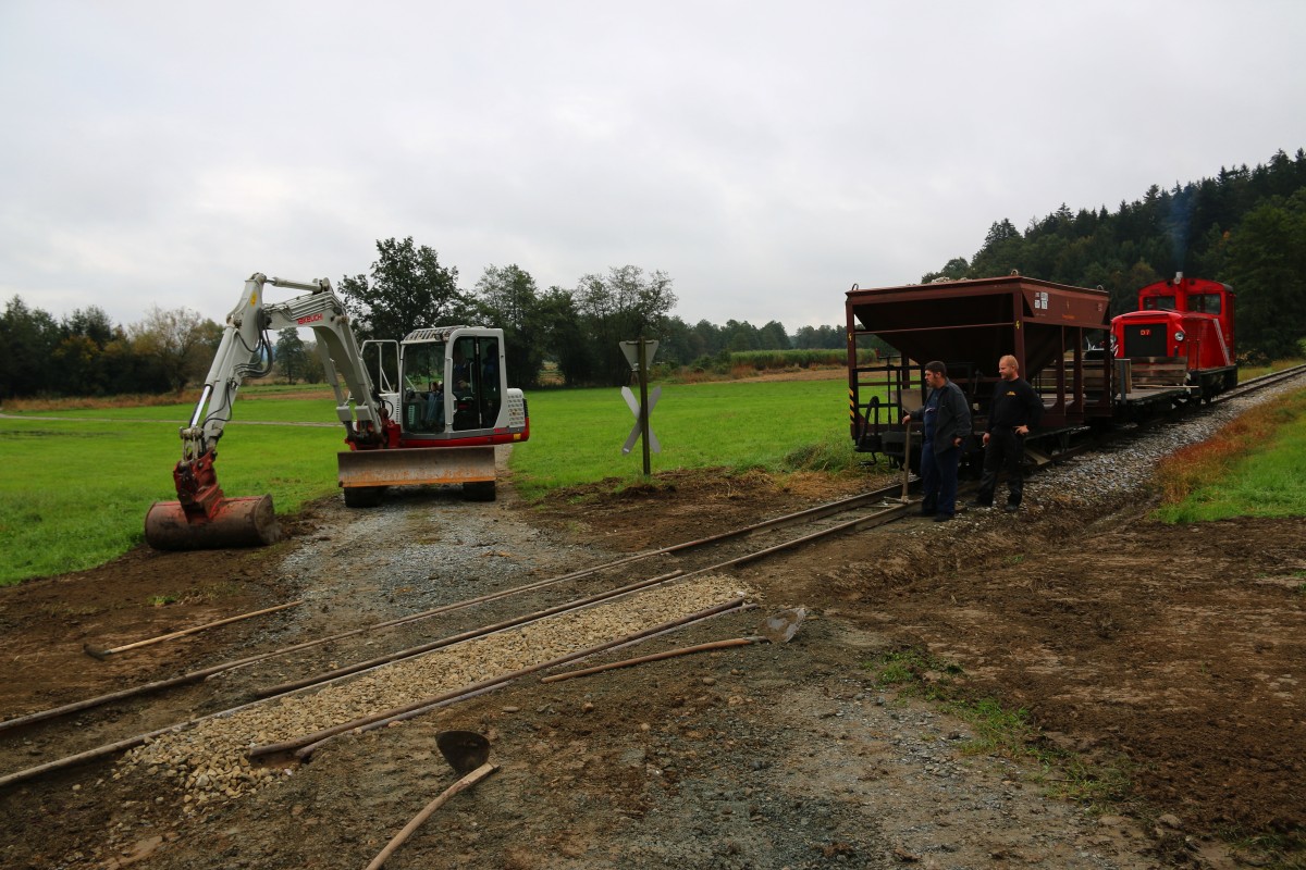 Bei starkem Regen wird die Eisenbahnkreuzung nächst Kilometer 4,2 immer wieder zugeschwemmt . Darum wurden nun Hilfsrinnnen  ( abkehren ) errichtet und die Entwässerungsgräben gereinigt. MK 48.2019 mit ihrem Bauzug am 9.Oktober 2015