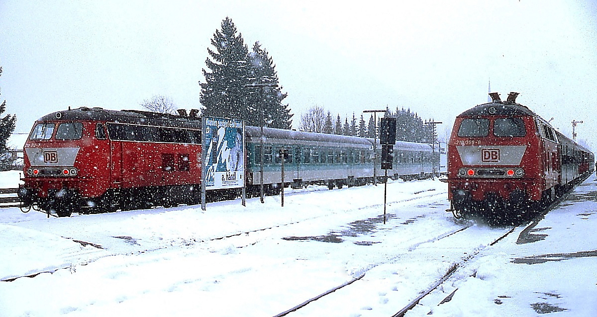 Bei starkem Schneetreiben warten 218 312-7 und 218 359-8 Ende November 1998 im Bahnhof Schliersee auf die Weiterfahrt nach München bzw. Bayrischzell