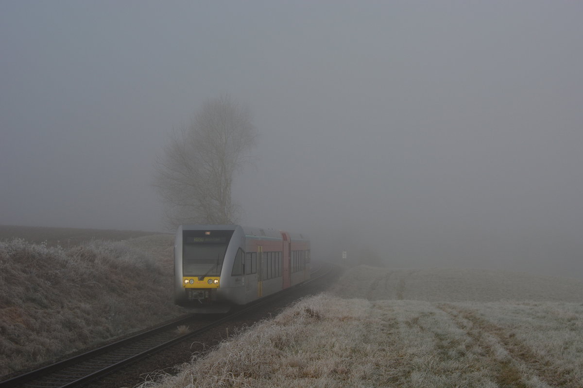 Bei starken Nebel und kalten Temperaturen kam ein 646er der Hessischen Landesbahn als RB90 gen Limburg bei Dornburg entlang gefahren.

Dornburg 03.12.2016