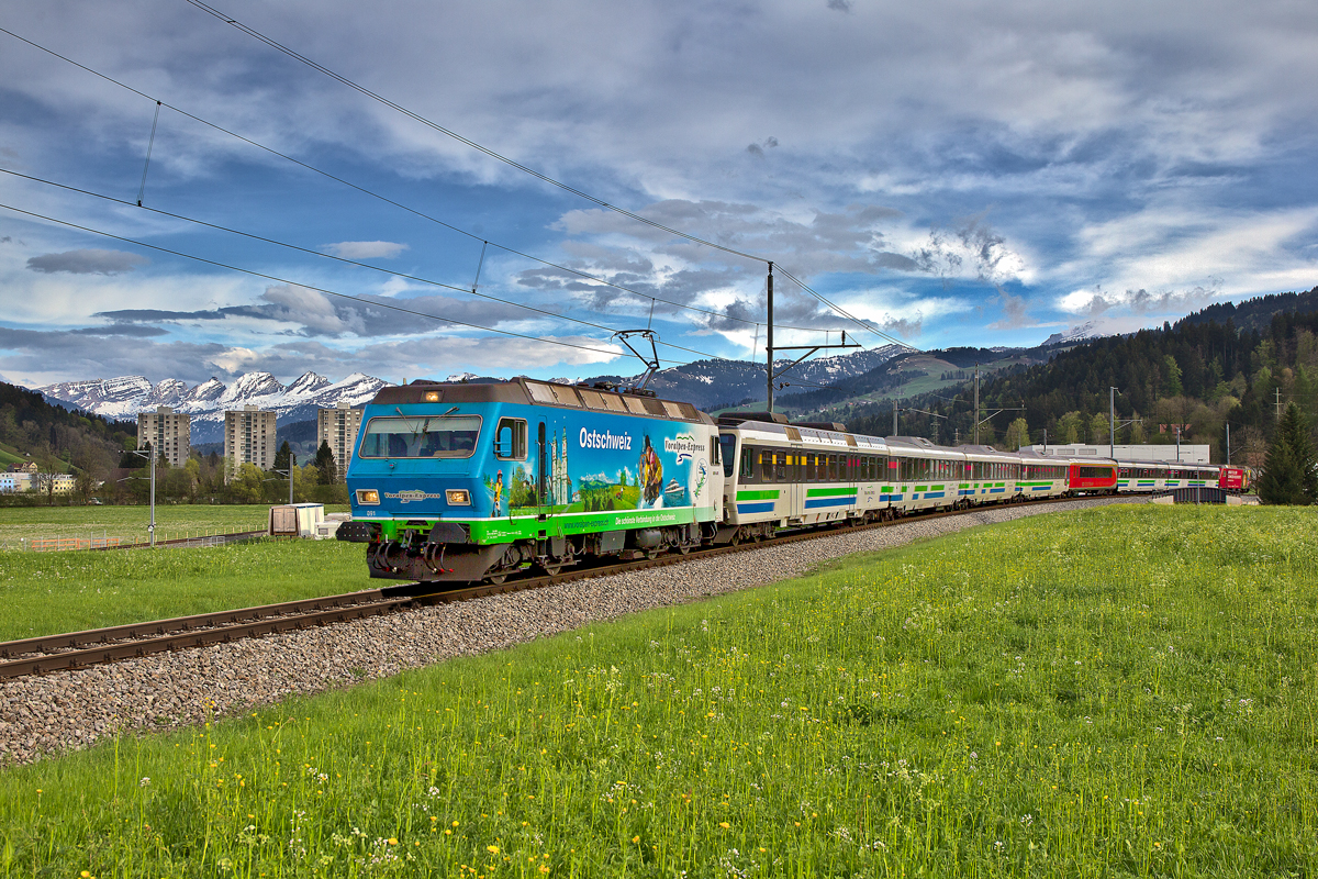 Bei einer starker Föhnstimmung fährt Zuglok Re 456 096 zusammen mit der Schublok Re 456 092 mit dem Voralpenexpress nach Wattwil rein.Bild vom 26.4.2015