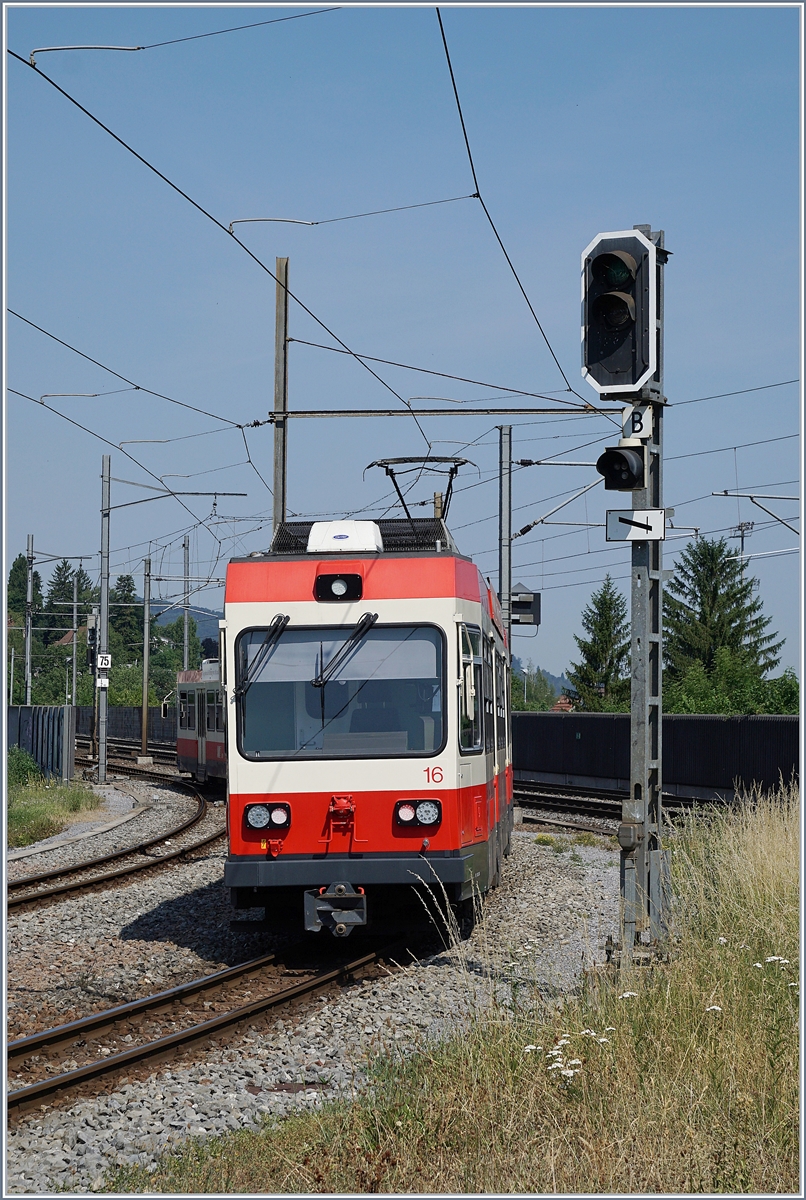 Bei der Station Altmarkt trifft die in 750 mm Spur ausgeführte Bahn aus dem Waldenburgertal auf die Normalspurstrecke Olten - Basel, welche sie bis Liestal, der Endstation der WB begleitet.
22. Juni 2017