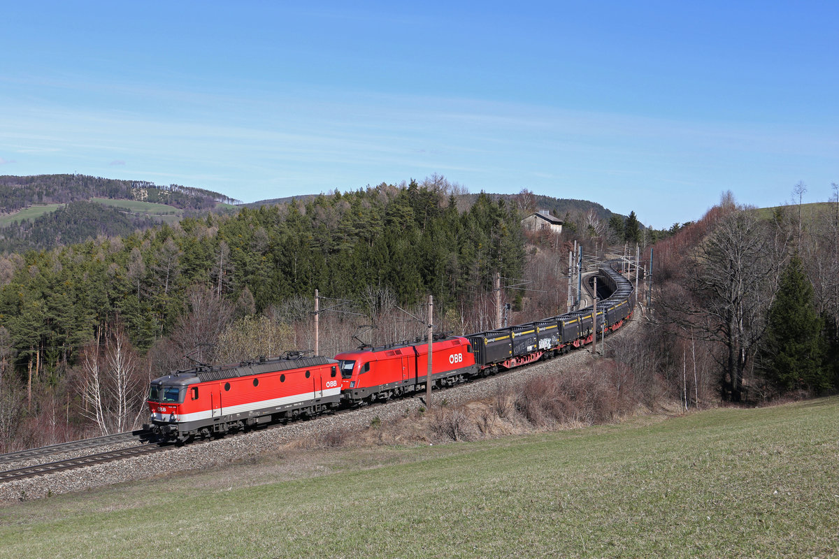 Bei der Steinbauer-Wiese am Eichberg fahren 1144.210+1116.194 mit GAG-47046 am 2.4.18 talwärts.