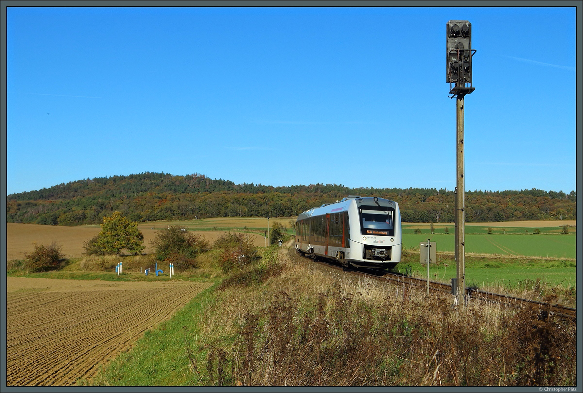 Bei strahlend blauen Himmel erreicht 1648 439 der Abellio Rail Mitteldeutschland am 24.10.2021 das Einfahrsignal des Bahnhofs Börnecke. 